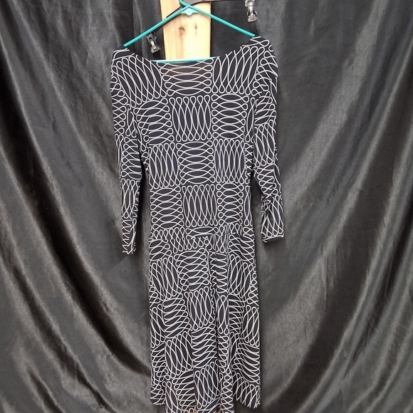 Women's long sleeve black with circle like abstract patterns size 12 - Picture 1 of 5